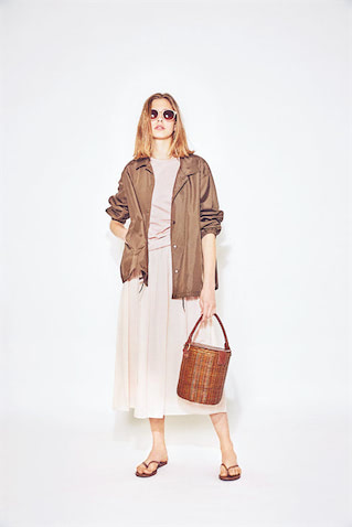 【白っぽいピンクとブラウンのアウター】  キレイな服に羽織るだけでカジュアルなバランスを作るスポーティなブルゾンも、濃いブラウンなら大人っぽく落ち着いた印象。小物も秋はスエード小物をアレンジするなど、季節感は小物で演出。