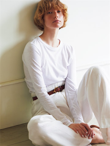 【メンズライク＝逆に女らしい】白Tシャツ 14,300円／rag & bone（rag & bone 表参道店）　 共布ベルトつき白リネンパンツ 37,400円／ポロ ラルフ ローレン（ラルフ ローレン）　ベルト 8,800円／TORY LEATHER（メイデン・カンパニー）　サンダル 57,200円／ペリーコ（アマン）　白T・白パンツのそっけなさを、ただメンズライクと片づけられないのも、白１色に秘められたいろんな性格があってのこと。