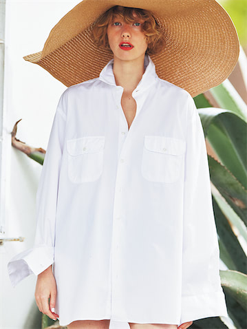 【ひねらなくていいシンプルな白】白シャツ 27,500円／INDIVIDUALIZED SHIRTS（メイデン・カンパニー）　ハット／スタイリスト私物　究極をつきつめれば、素肌に1枚でも絵になる白。ハリのある風合いと、隙のあるフォルムも手伝って、夏の肌をいきいきと見せてくれる白として、この時季特に欠かせない存在。
