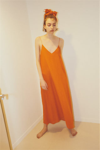 ☑ORANGE DRESS 「家にいながらバカンス気分」は鮮やかな色に託す：スカーフとドレスが一緒になった新たなセットアップの形。●オレンジキャミソールドレス（スカーフセット） 48,400円／ESLOW（スピック＆スパン ルミネ有楽町店）■清涼感のあるシャリッとした風合いと極細のストラップが、コクのある色を軽やかに見せてくれる理由。