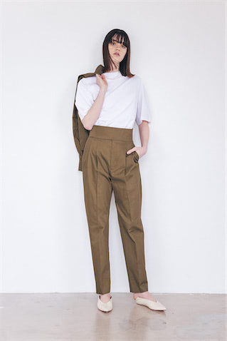 オフ白Tシャツ 14,300円／ロエフ（ザ ストア バイシー 代官山店）　手に持ったブルゾン 23,980円、チノパンツ 17,930円／ともにuncrave WHITE（uncrave）　ネックレス 28,490円／GISEL B（ZUTTOHOLIC）　シューズ 46,200円／BRENTA（LE PHIL NEWoMan 新宿店）　ギャザーやタックがないぶん、主張もひかえめ。厚み生地が立体感をアシスト。