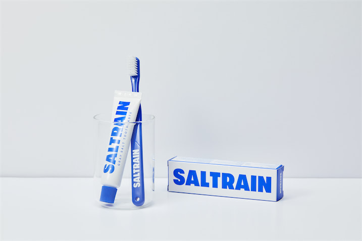 ⻭磨き粉やブレスケアなどの口腔ケアのアイテムを中心に展開している「SALTRAIN」。韓国の干潟を使った伝統的な菜塩方法で、ごく少量が生産される「土板塩(=Gray Salt)」という塩のミネラルを配合したケアグッズを展開する韓国発ブランド。