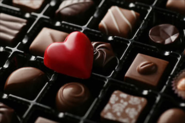 ①【有名ブランドのチョコレート】を選んだあなたは、恋が始まりそうなタイミングで、計算高さや押し付けがましさが前に出てしまい、「本音はいかに⁉」と、警戒心を持たれることがあるかもしれません。　最初にがんばりすぎたり、ネコをかぶってしまったばかりに、後からがっかりされるようなこともありそうなので、できる限り“等身大を見せること”を心がけておくといいでしょう。