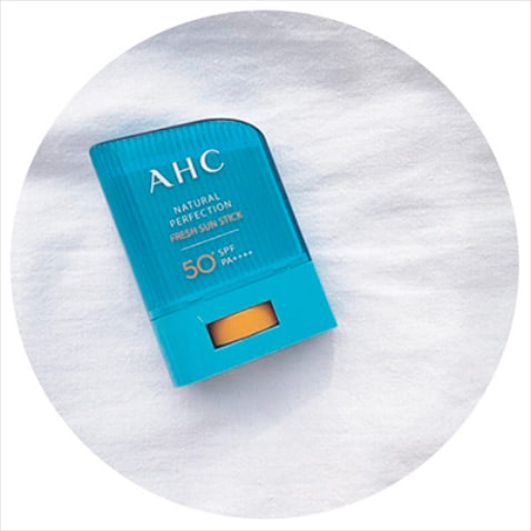 【塗りづらい場所もこれなら届く】日焼け止めスティック SPF50+・PA++++ 14g 1,290円(編集部調べ)　韓国ではスティック状の日焼け止めを持ち歩いている女性が多いと聞き、買ってみました。手が汚れないのと、首の後ろなども塗りやすいのがうれしい。オイルが配合されていて、乾燥しにくいところもいい。(鈴木さん)【POINT】バーム状でさらりとした塗り心地。UV効果だけでなく肌の鎮静効果もあるので、肌荒れが気になるときでも使用できるのがポイント。楽天などで購入可能。