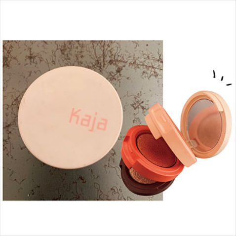 【華やかなラメに惹かれて全色購入】ビューティーベントー 06 2,640円／サンス マルシェ　3色のアイシャドウを連ねたパッケージがユニーク。ラメがしっかりと発色し、目元を華やかに見せてくれる。持ち運びしやすいところもポイントです。(笹本さん)【POINT】アメリカのコスメ専門店「セフォラ」と韓国コスメ「MEMEBOX」の共同開発で生まれたコスメブランド。ベースカラー、アクセントカラー、ダークカラーの３色セットで、何通りにも自在にアイメイクをカスタマイズできる。全６色展開。