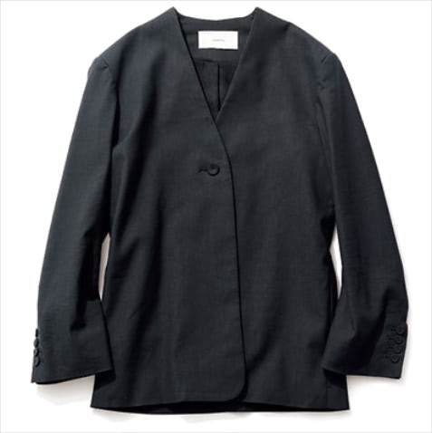 「シャープに引き締まるコンパクトな形」 黒リネンジャケット 26,400円／TODAYFUL（Life’s 代官山店）　えりをなくし、まじめな黒ジャケットを息抜き。スエード調の裏地で、リネンでも肌あたりよく。