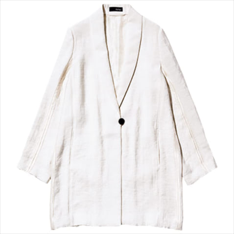 「ガウン手前の長さとゆれ感が上品」 白ジャケット 31,900円／styling/（styling/ ルミネ新宿1店）　細身パンツと好相性な、オーバーサイズ×ロング丈。ややシボ感のある風合いで、ヴィンテージライクなムードに。裏地はサテン。