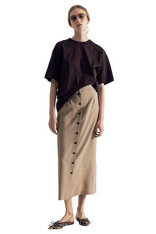 + TIGHT SKIRT 「まろやかな切れ味という新境地」 ⚫︎ベージュスリットタイトスカート 17,600円／ノーブル（ノーブル 有楽町マルイ店）　ブラウンTシャツ 13,200円／ATON（ATON AOYAMA）　サングラス 35,200円／BLANC　ミュール 33,000円／PIPPICHIC（ベイジュ）　スカートのボタンディテールと足元のレオパード柄で、配色がぼやけない計算を。