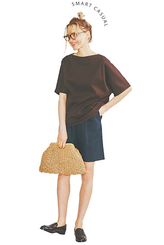 ブラウンボートネックTシャツ 17,600円／ebure（ebure GINZA SIX店）　ネイビーショートパンツ 8,690円／COCO DEAL　眼鏡（セットレンズ代込み） 11,100円／Zoff（ゾフ カスタマーサポート）　バッグ 22,000円／CATERIAN BERTINI（スローブ イエナ 自由が丘店）　ローファー 49,500円／BEAUTIFUL SHOES（ギャラリー・オブ・オーセンティック）　落ち着きのある2色に頼れば、やんちゃな装いもシックにまとまる。ローファーで品格もキープ。