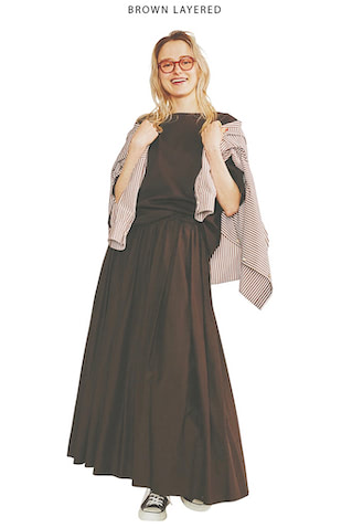 ブラウンボートネックTシャツ 17,600円／ebure（ebure GINZA SIX店）　ブラウンギャザースカート 49,500円／ベイジ,エクリュ（オンワード樫山 お客様相談室）　ブラウンストライプシャツ 12,100円／サロン アダム エ ロペ　眼鏡 33,000円／アヤメ　スニーカー 7,700円／コンバース（コンバースインフォメーションセンター）　Tシャツとスカートよりも明るいブラウンのストライプシャツを添えて、単純なワントーンに変化を。