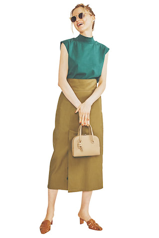 カーキスカート 15,400円／uncrave STANDARD（uncrave）　グリーンカットソー（Tシャツと2枚セット） 8,998円／THROW by SLY（バロックジャパンリミテッド）　サングラス 2,990円／MANGO（ロコンド）　バッグ 40,700円／VASIC（ヴァジックジャパン）　ミュール 7,590円／RANDA　今季も引き続き注目度の高い、高発色なグリーンを選択。スカートと色みをそろえているから、新鮮ながらも統一感のある装いに。