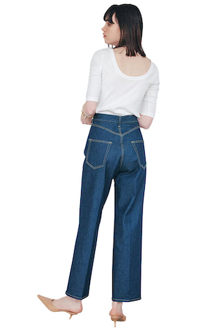 白Tもデニムも「後ろ姿に女性らしさを求める」●白リブトップス 7,700円／イウエン マトフ、ベージュミュール 33,000円／ピッピシック（ともにユナイテッドアローズ 渋谷スクランブルスクエア店）　デニムパンツ 26,400円／THE HANDSOME（UTS PR）　ブレスレット 18,900円／アビステ　■背中がポイントのTシャツには、ヒップラインやシルエット全体をキレイに見せるハイウエストデニムを相棒に。