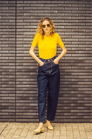 濃紺デニムでコクが増すマンゴーのようなカラーニット：● イエローニットTシャツ 3,990円／ZARA（ザラ カスタマーサービス） インディゴデニムパンツ 28,600円／nagonstans　サングラス 47,300円／サンローラン バイ アンソニー・ヴァカレロ（ケリング アイウエア ジャパン カスタマーサービス）　パンプス 28,600円／ファビオ ルスコーニ（ファビオ ルスコーニ ジェイアール名古屋タカシマヤ店）　■サングラスは透けたイエローを採用し、色のインパクトを分散。
