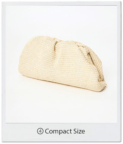 ラフィアバッグ（17×31×5） 19,800円／メゾン ヴァンサン（フラッパーズ）　小脇に抱えやすいコンパクトサイズ。折り込まれたような開閉口と、半円状のころんとしたフォルムがデザインの特徴。