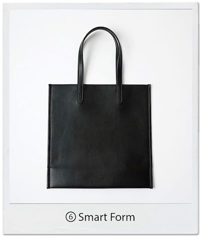 黒レザートートバッグ（35.5×36×14） 35,200円／VASIC（ヴァジックジャパン）　パリッとしたハリのある風合い。底だけマチつきで見た目以上の収納力。